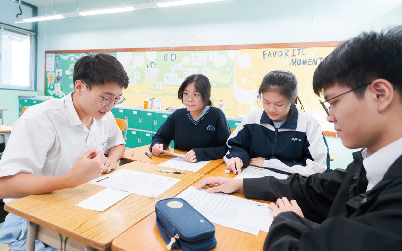 The school attaches great importance to the academic performance of its students and is committed to helping them achieve excellent performance in the Diploma of Secondary Education Examination