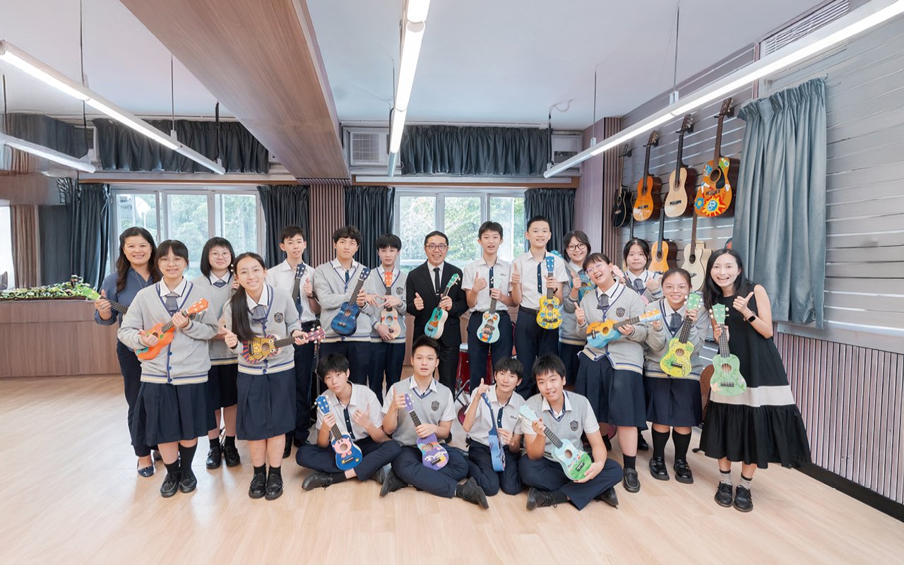 The school attaches great importance to English teaching and helps students equip themselves with English skills