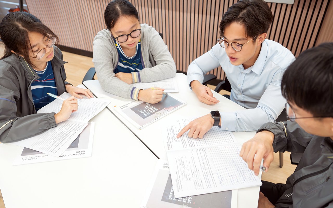 The teacher teaches students to organize notes