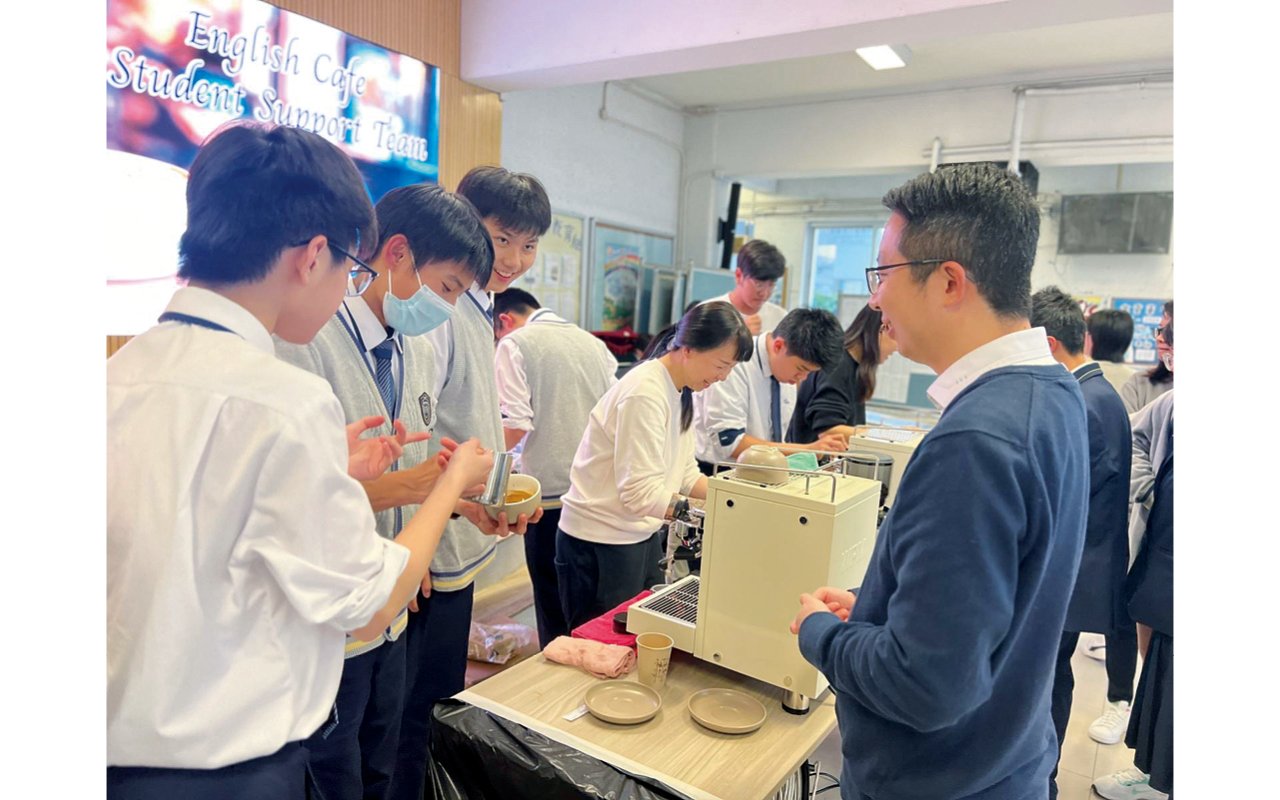 The vice-principal tasted coffee at EnglishCafe