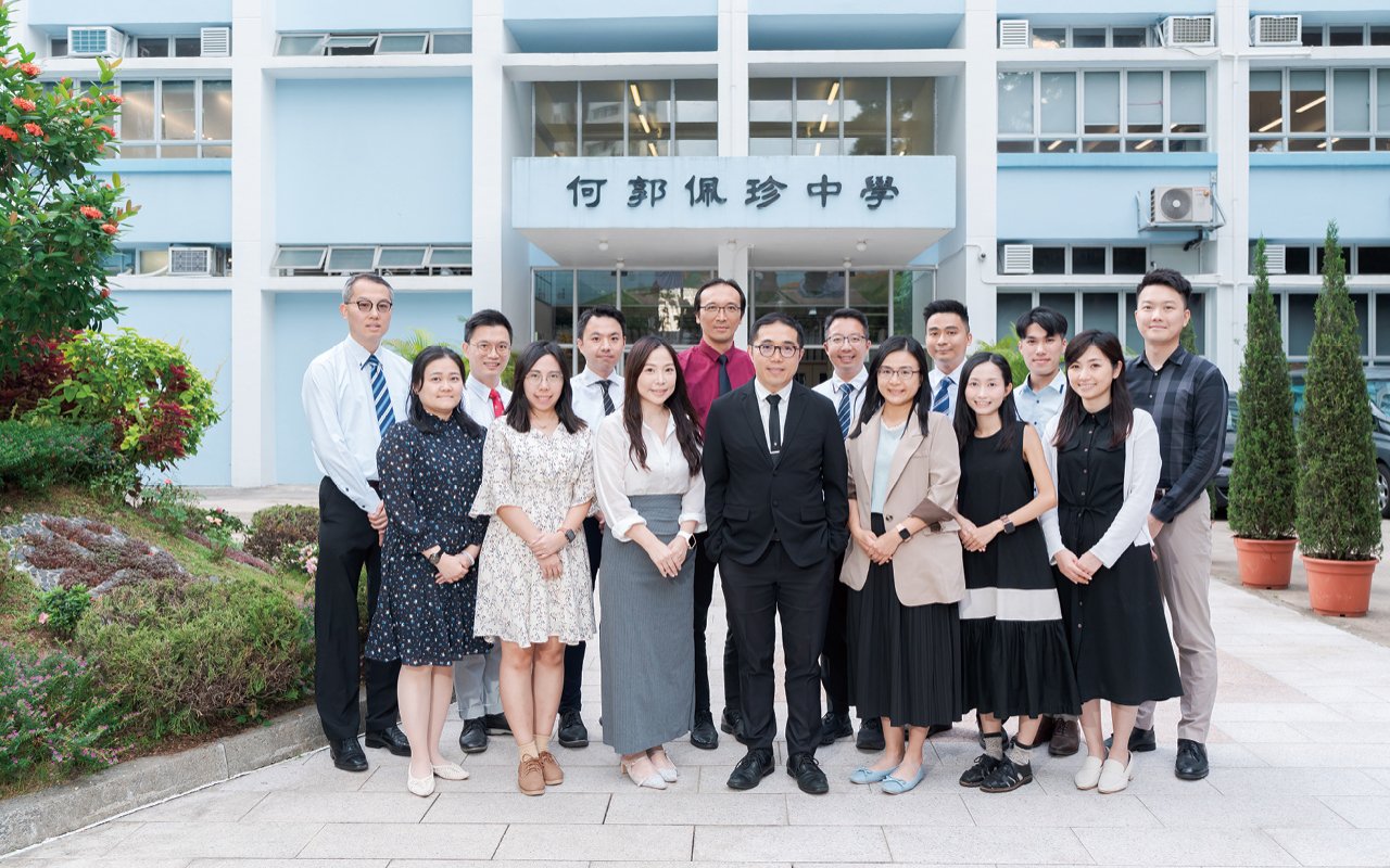 The professional and diligent teaching team works with students to achieve higher and further goals.