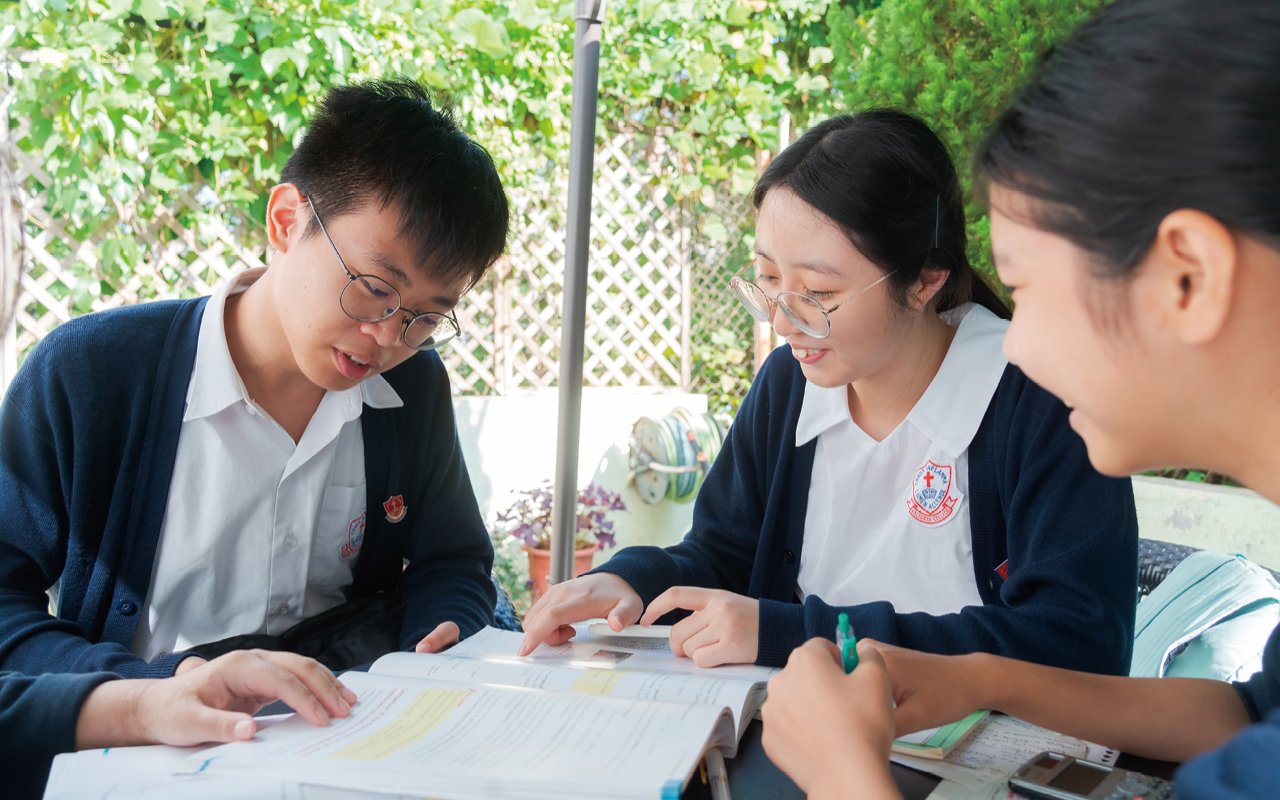 英文科組老師會根據學生不同的學習程度,在閱讀課上為他們挑選合適的閱讀文章和材料