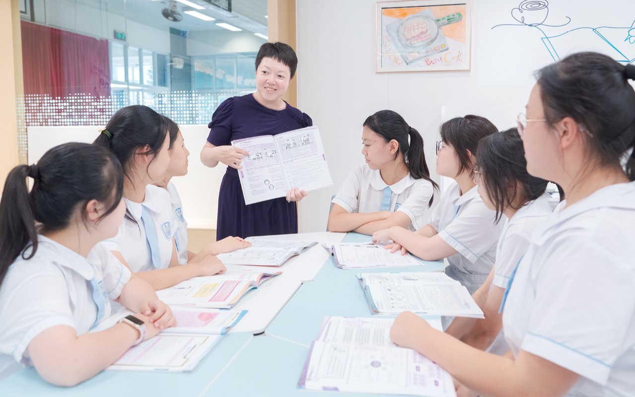 The school encourages students to apply for an International Certificate in English every year based on their personal abilities.