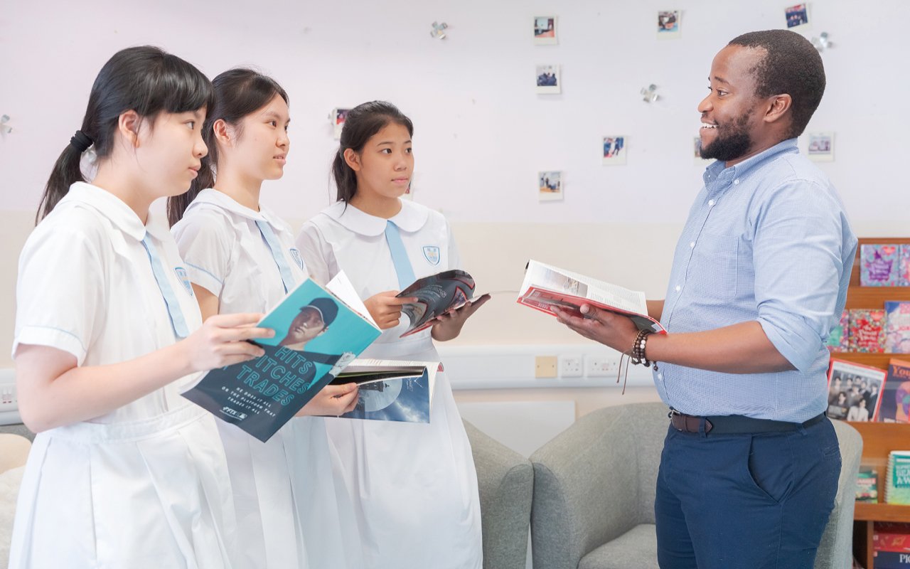 The school provides group speaking exercises at noon to help students conduct more targeted and strategic training