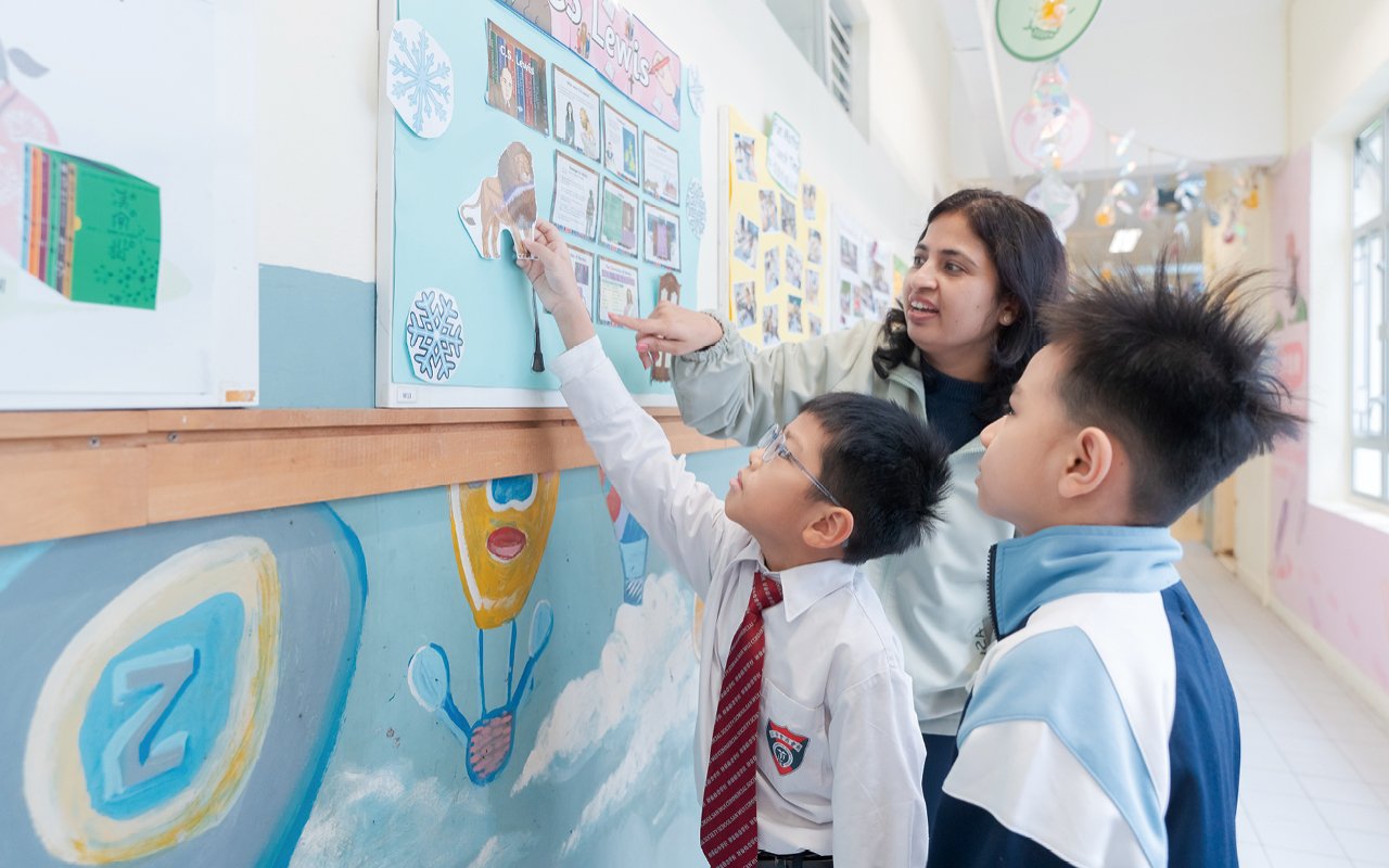 English classes for all grades are taught collaboratively by three foreign English teachers and local teachers.