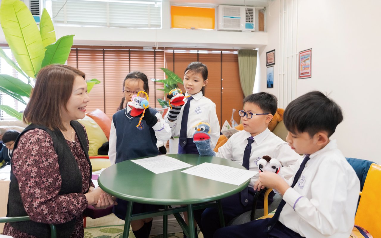 In terms of English education, Principal Song Manru adopts the policy of "Serving to learn, learning to serve"