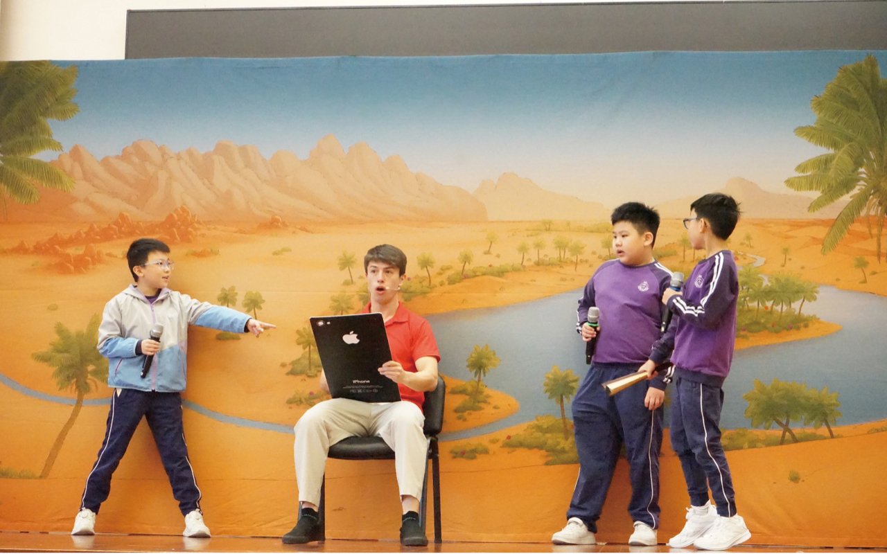 This year, the school arranged hand puppet activities for grades three and four, with foreign teachers participating in the teaching