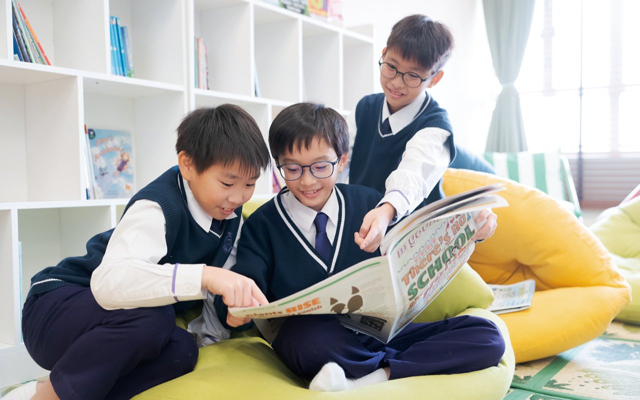 The school arranges for students to conduct newspaper cutting activities, accumulate vocabulary and discuss key points