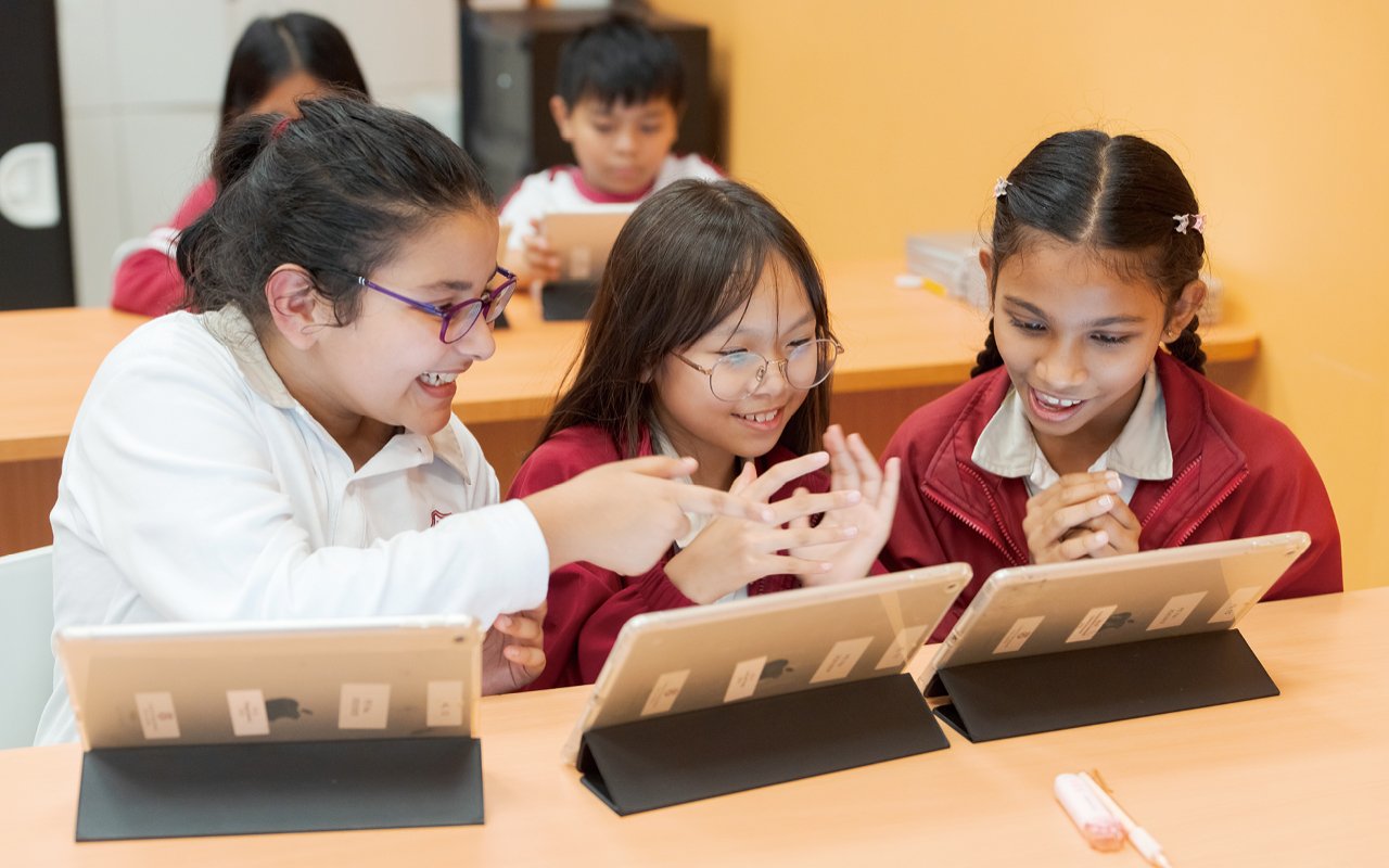 The school not only attaches great importance to the cultivation of students' English skills, but also provides rich and diversified courses