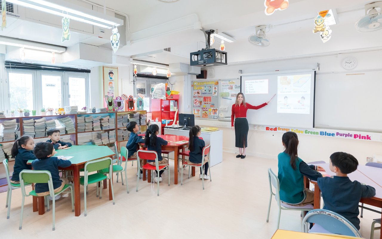 In the course of teaching English picture books, the teacher teaches students to flexibly use the content of picture books to produce related works.
