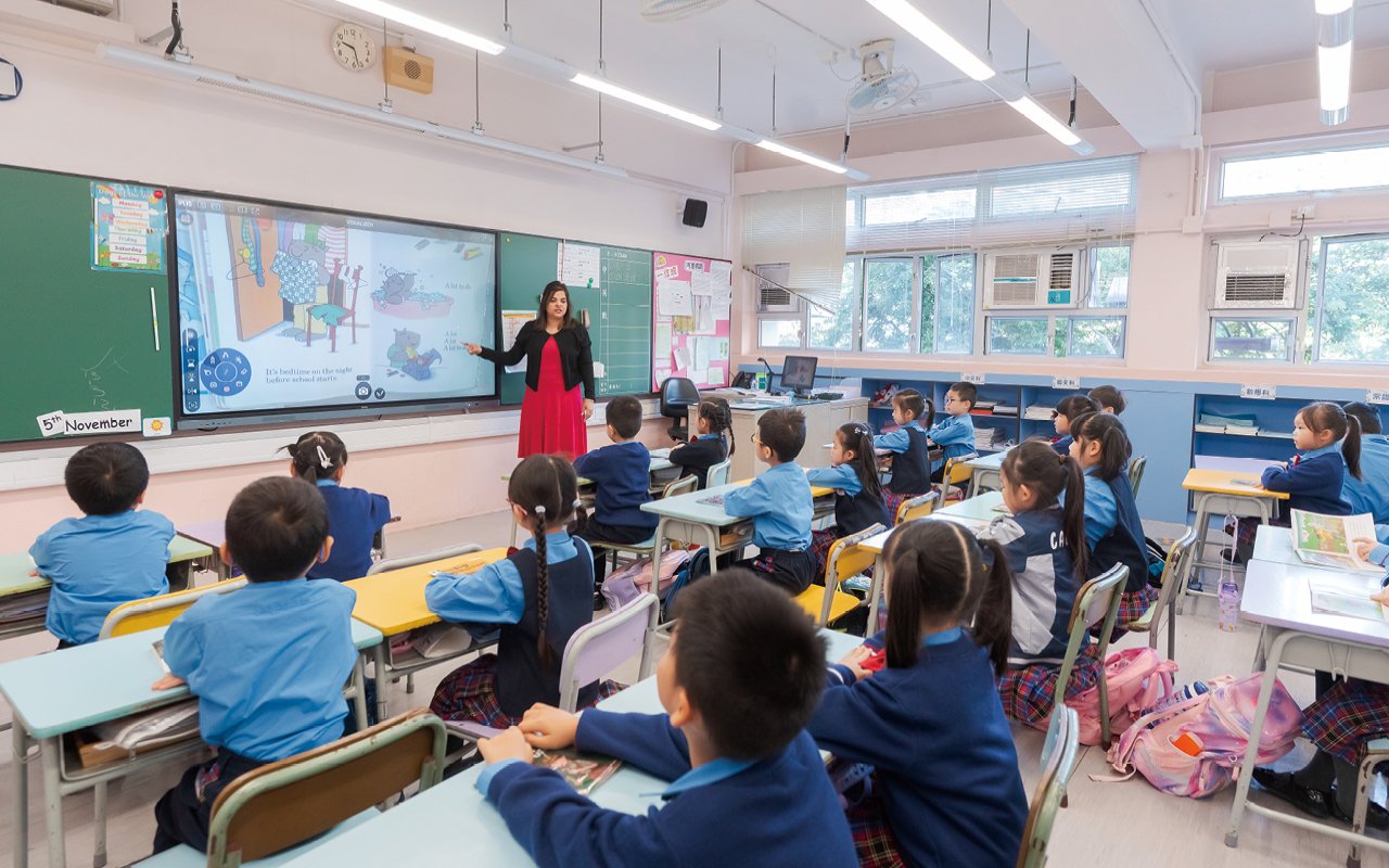 In class, teachers often use diversified teaching methods such as group discussions, paired exercises and student demonstrations.