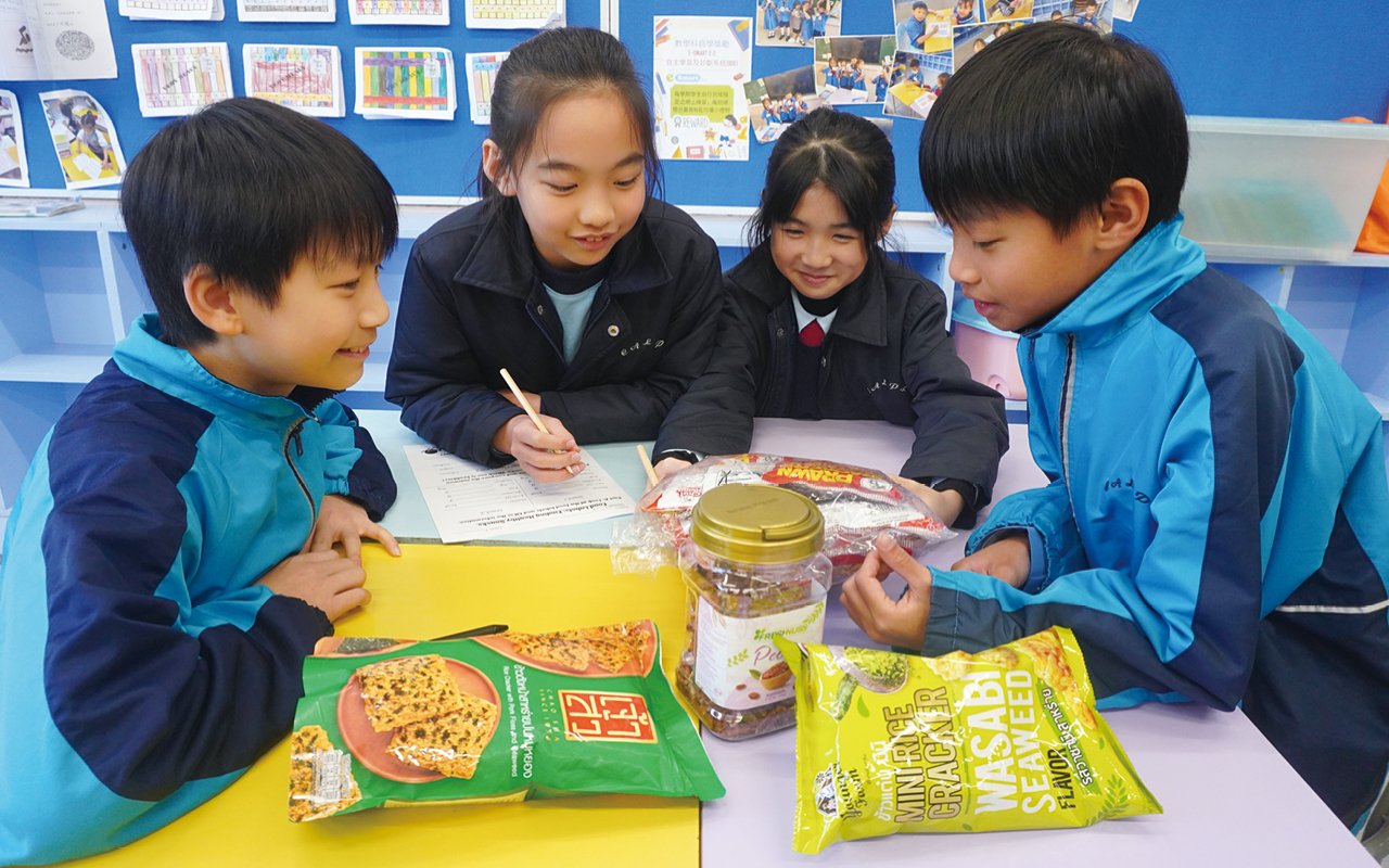 Students discuss in groups, using English sentence patterns combined with prerequisite knowledge of general knowledge subjects