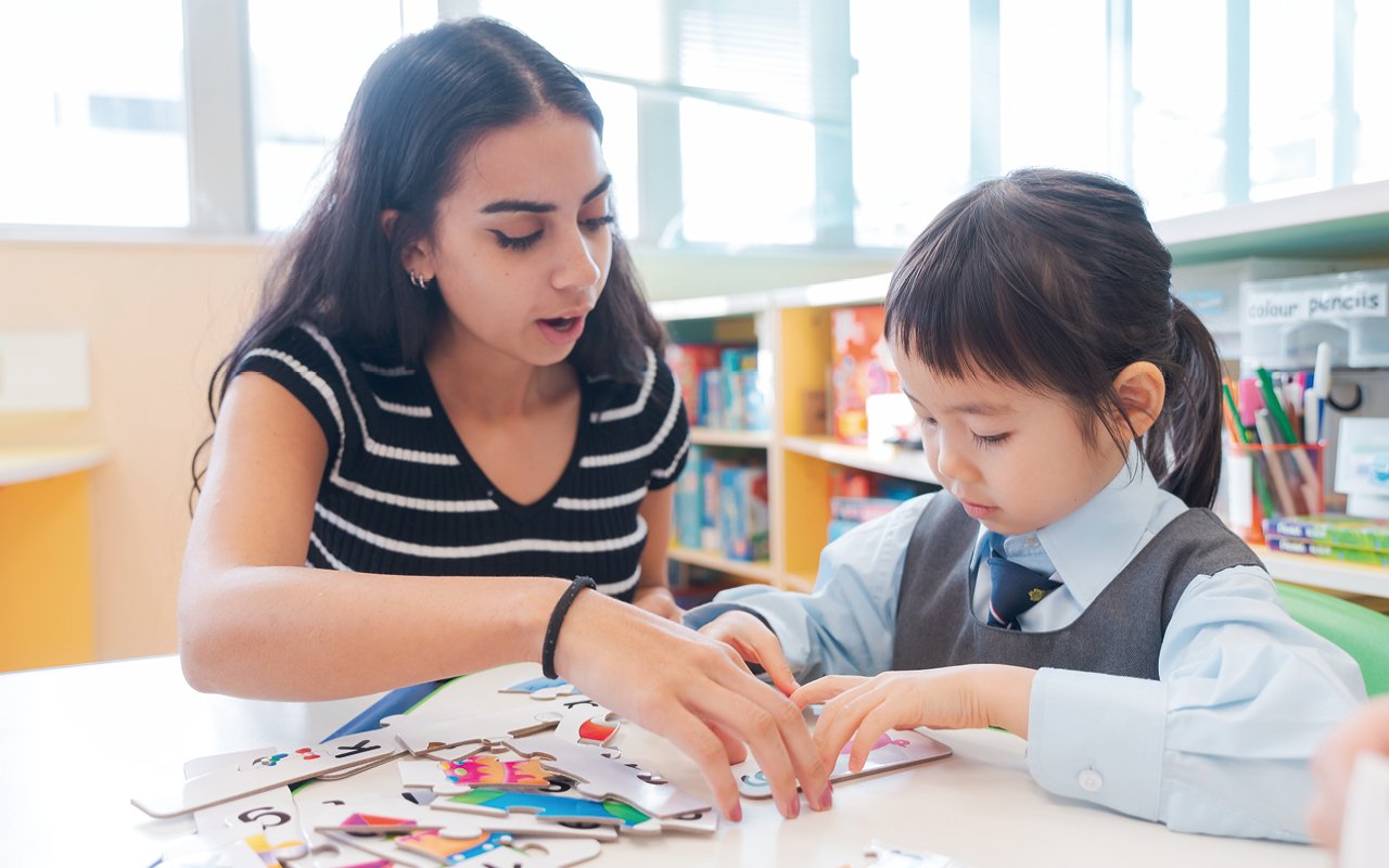 The school attaches great importance to practice in English teaching, provides rich resources and situations, and gives students a variety of experience opportunities.