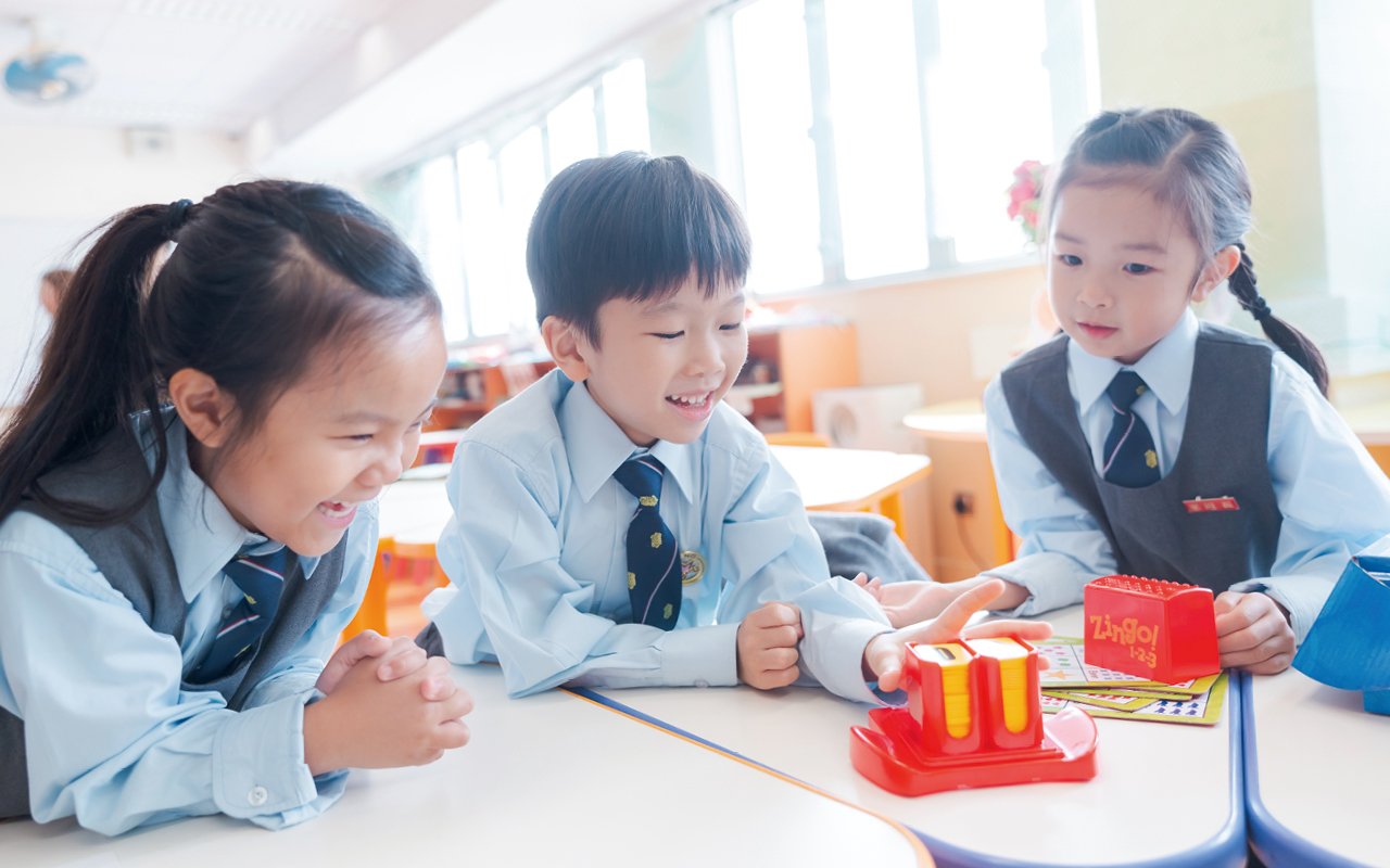 The school actively organizes a series of rich and exciting English activities
