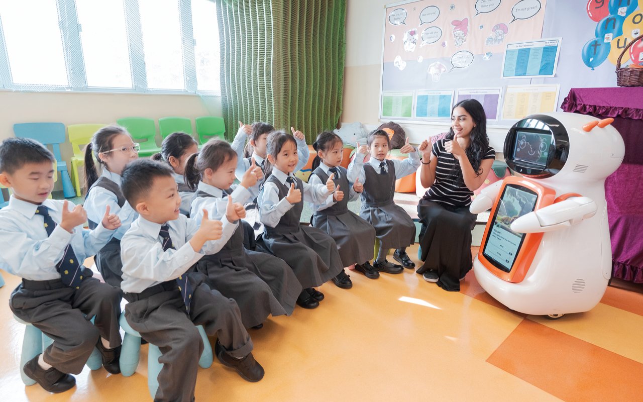 Borrowed the "social robot" Social Robot with AI interactive function