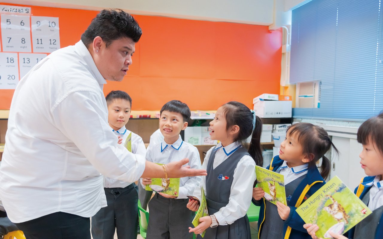 In order to create a high-quality English learning atmosphere, the school adds English elements to multiple intelligence classes