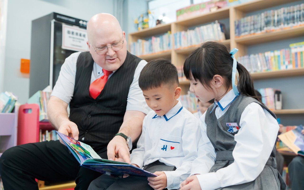 The school integrates English elements into different subjects and activities to develop interdisciplinary learning
