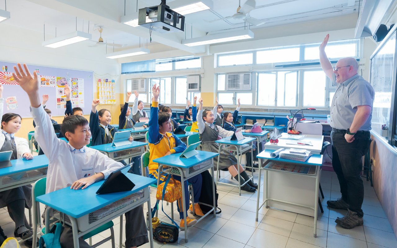 Schools vigorously promote e-learning in teaching and learning