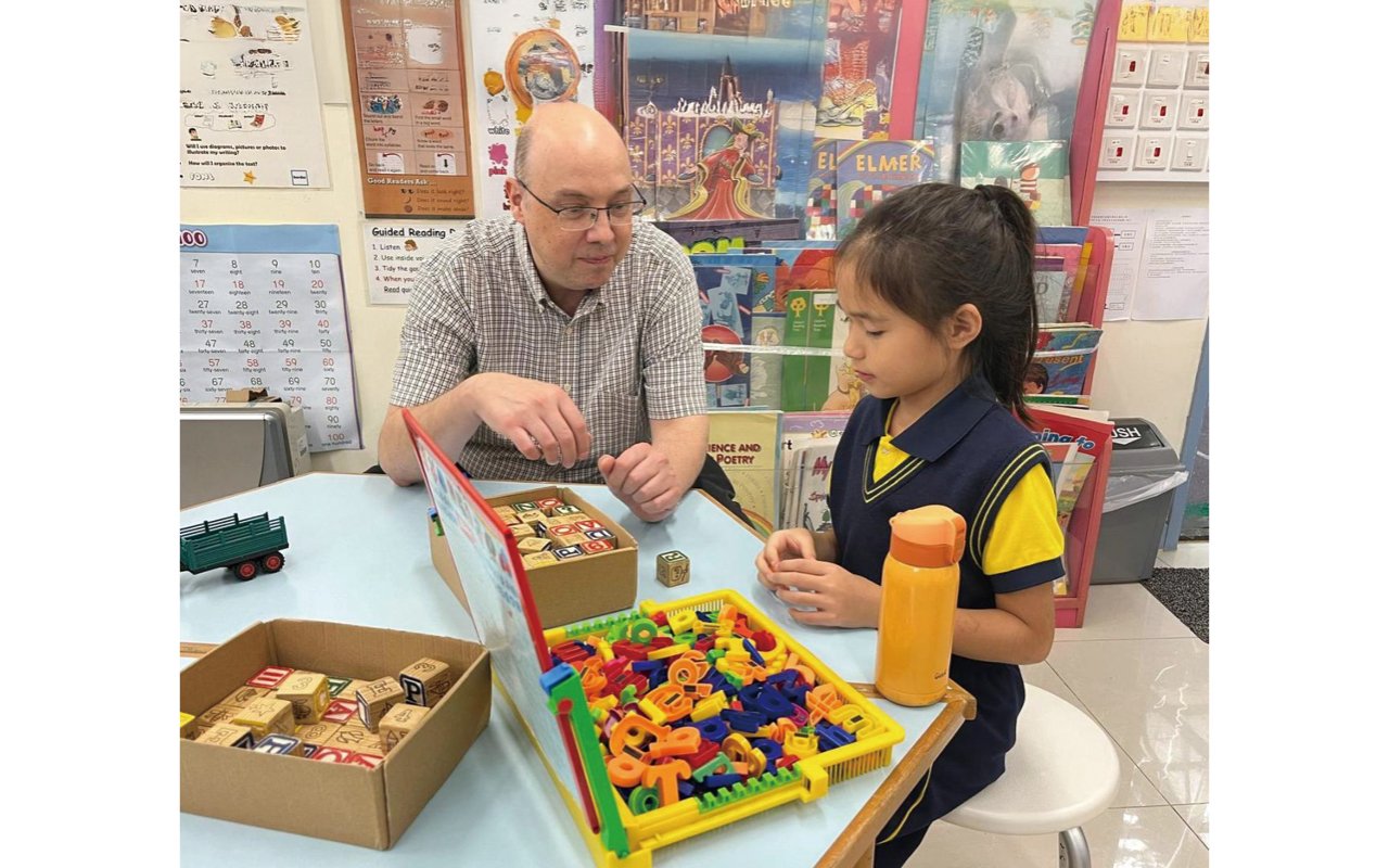 The school actively cooperates with foreign English teachers to hold various English activities