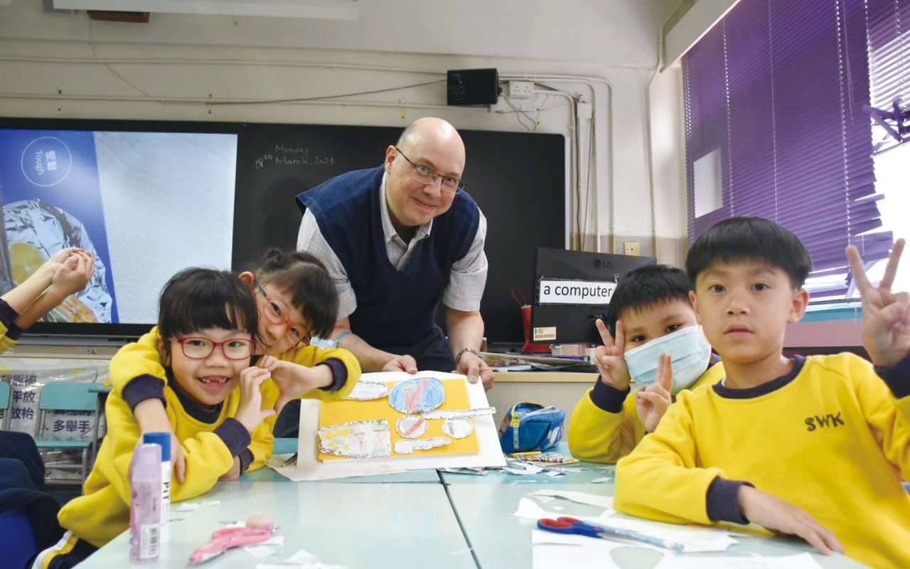 Learn relevant English knowledge and communicate with foreign teachers