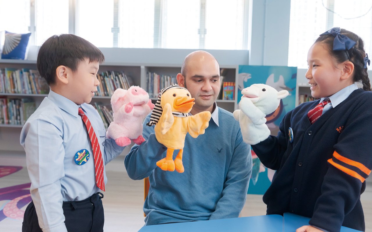 Eight full-time foreign English teachers are hired to stay at the school for a long time and are responsible for teaching English to students.