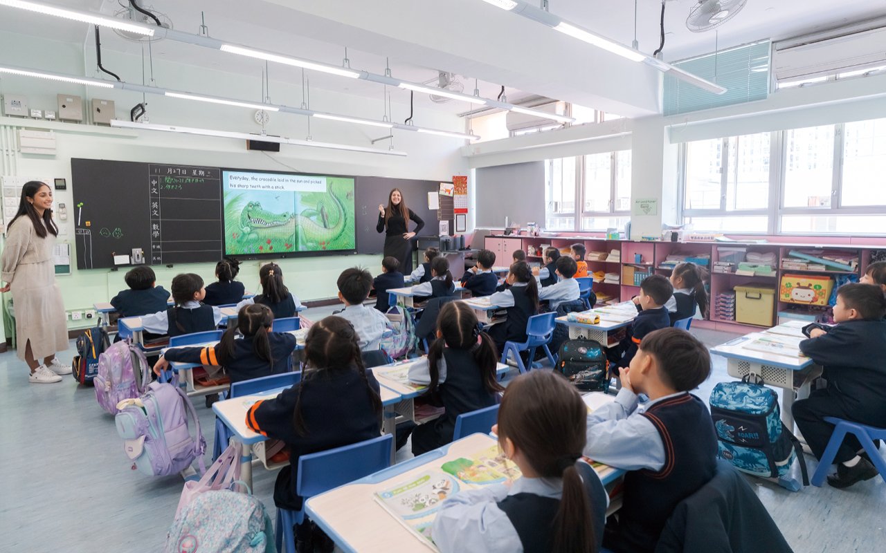 The school has specially set up English science courses to teach scientific knowledge in English