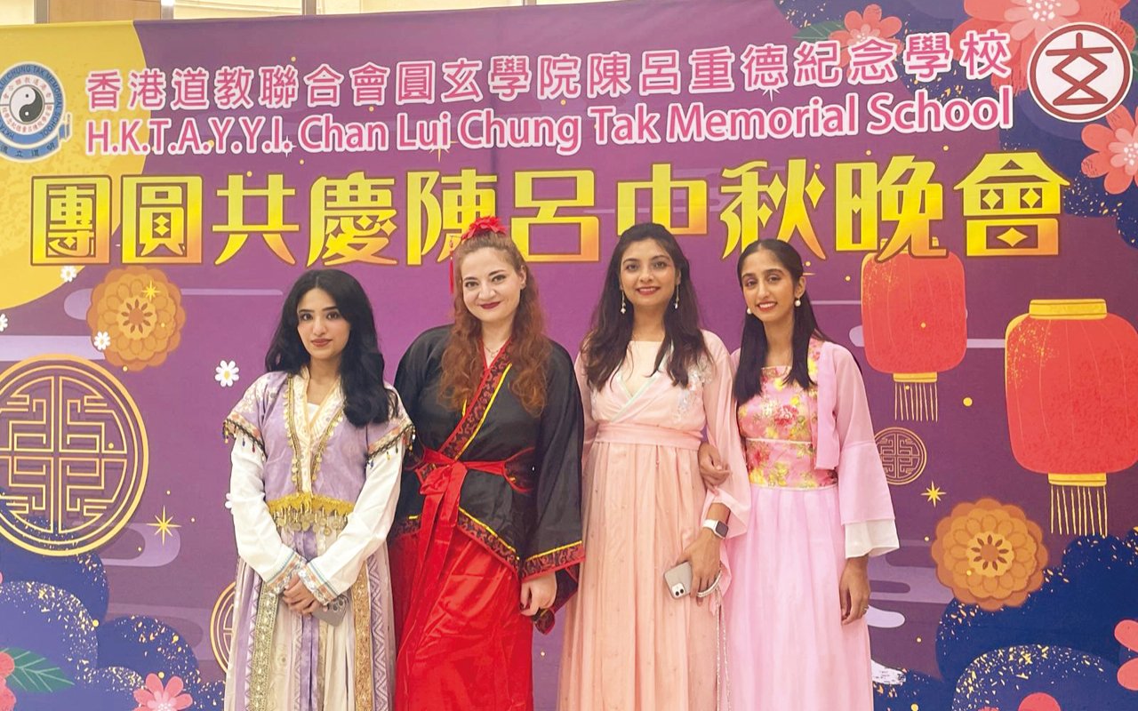 The school's English subject not only closely adheres to the scientific scope, but also actively integrates Chinese culture