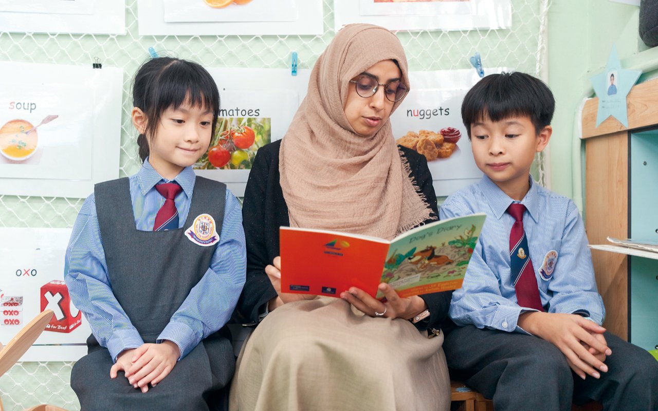 There are currently four long-term foreign English teachers in the school.