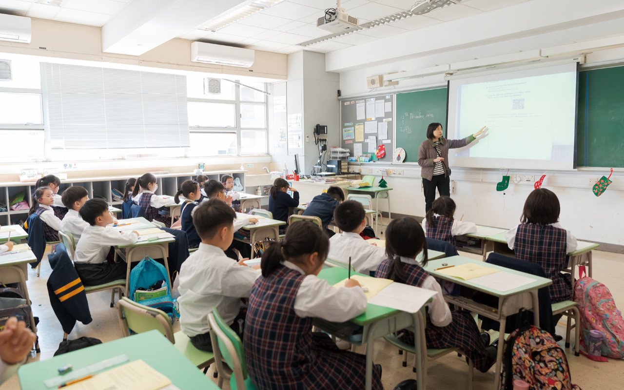 The school integrates English courses and values education, and infiltrates education into students' closely related campus life