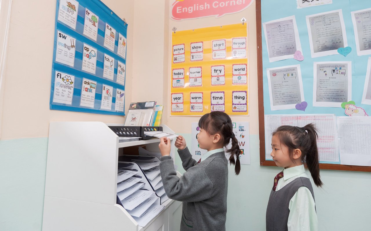The school provides a variety of English learning experiences and practice opportunities to enable students to use English flexibly