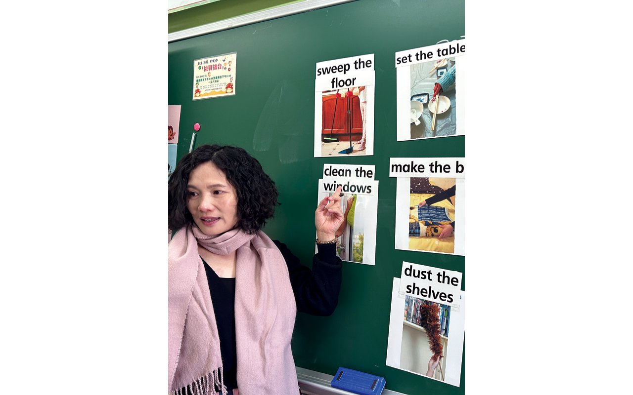 Through interdisciplinary collaboration, it not only helps students summarize and reflect on what they have learned, but also improves their English writing skills
