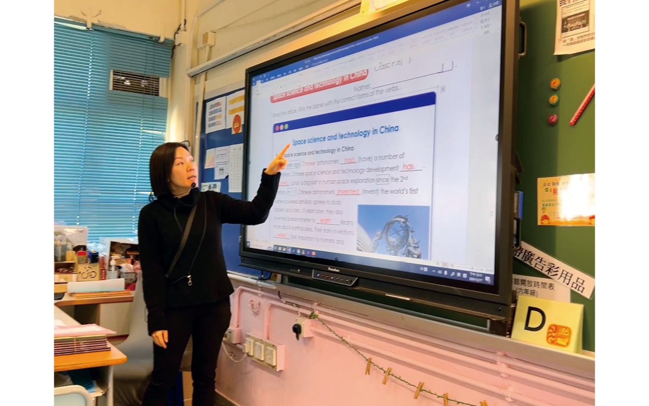 The school teaches students English vocabulary and famous sayings and plays English games