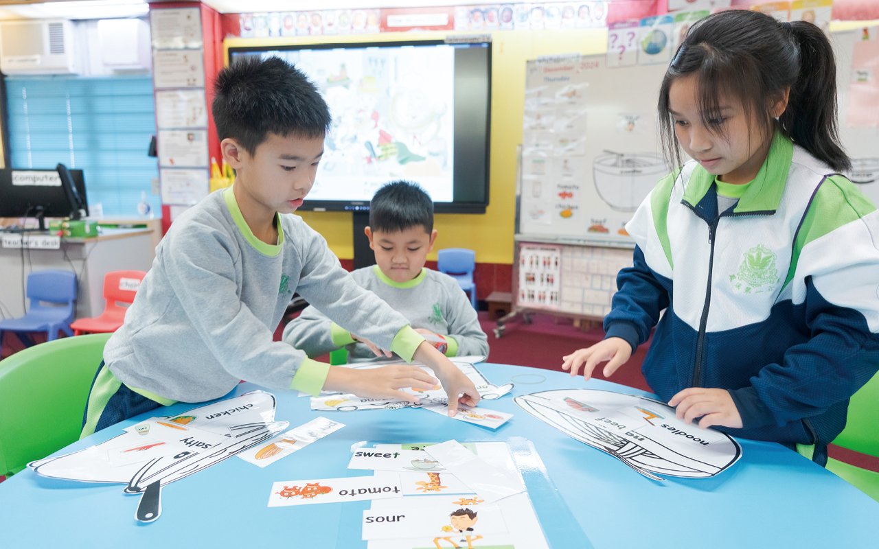 Thanks to the strong support of the school, students have won numerous awards in various competitions