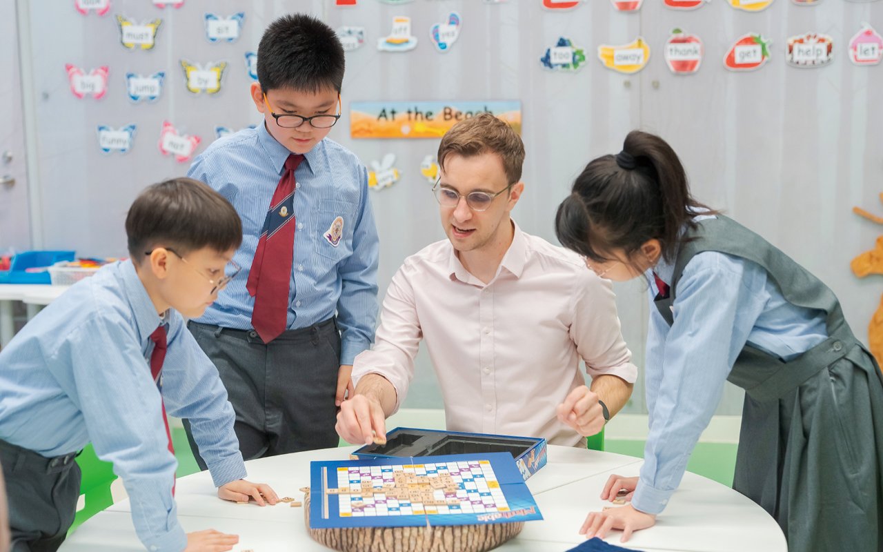 Create a rich and colorful English context and emphasize the arrangement of English activities outside the classroom and across disciplines