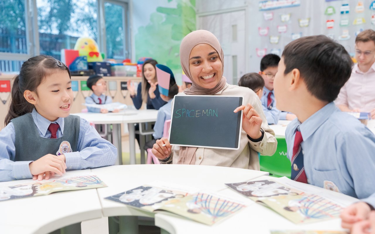 Further enhance students’ interest in English and create a rich English context