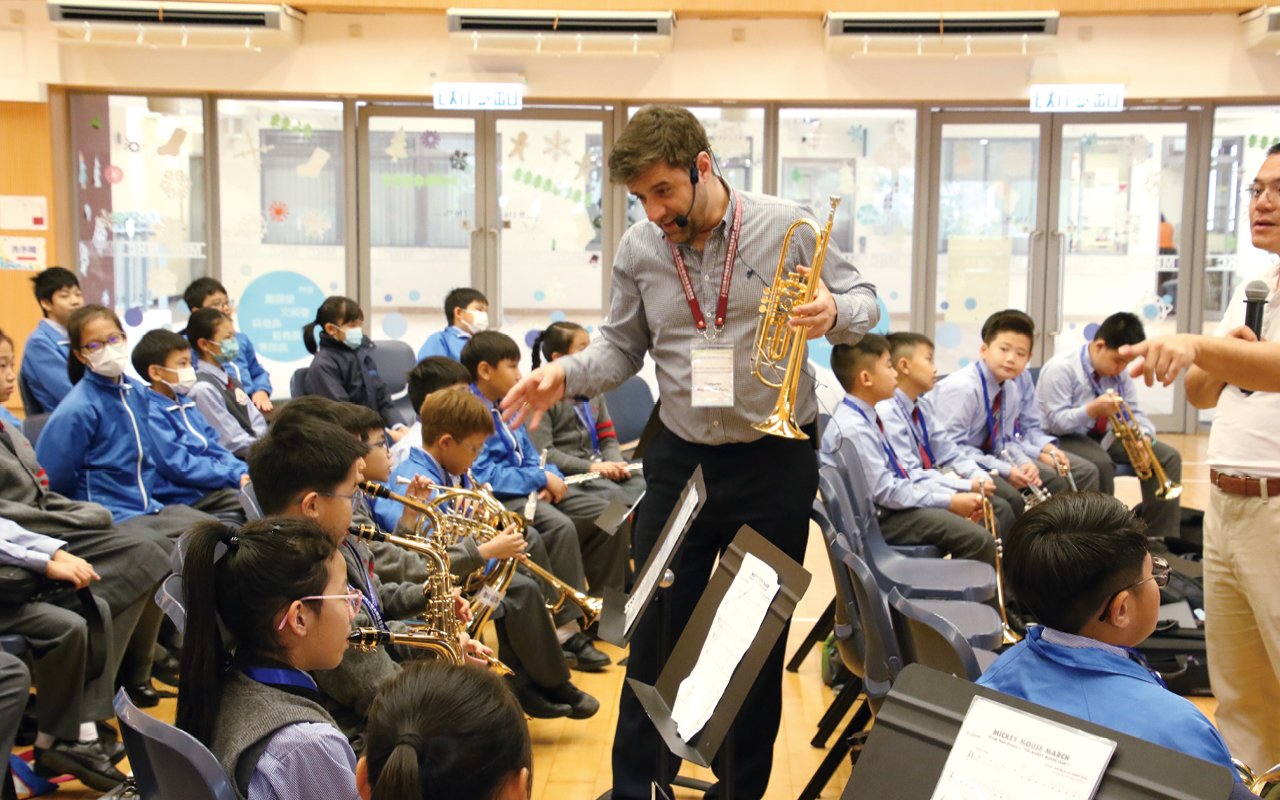 Invited Austrian trumpet masters and piano masters to hold a two-day music master class on campus