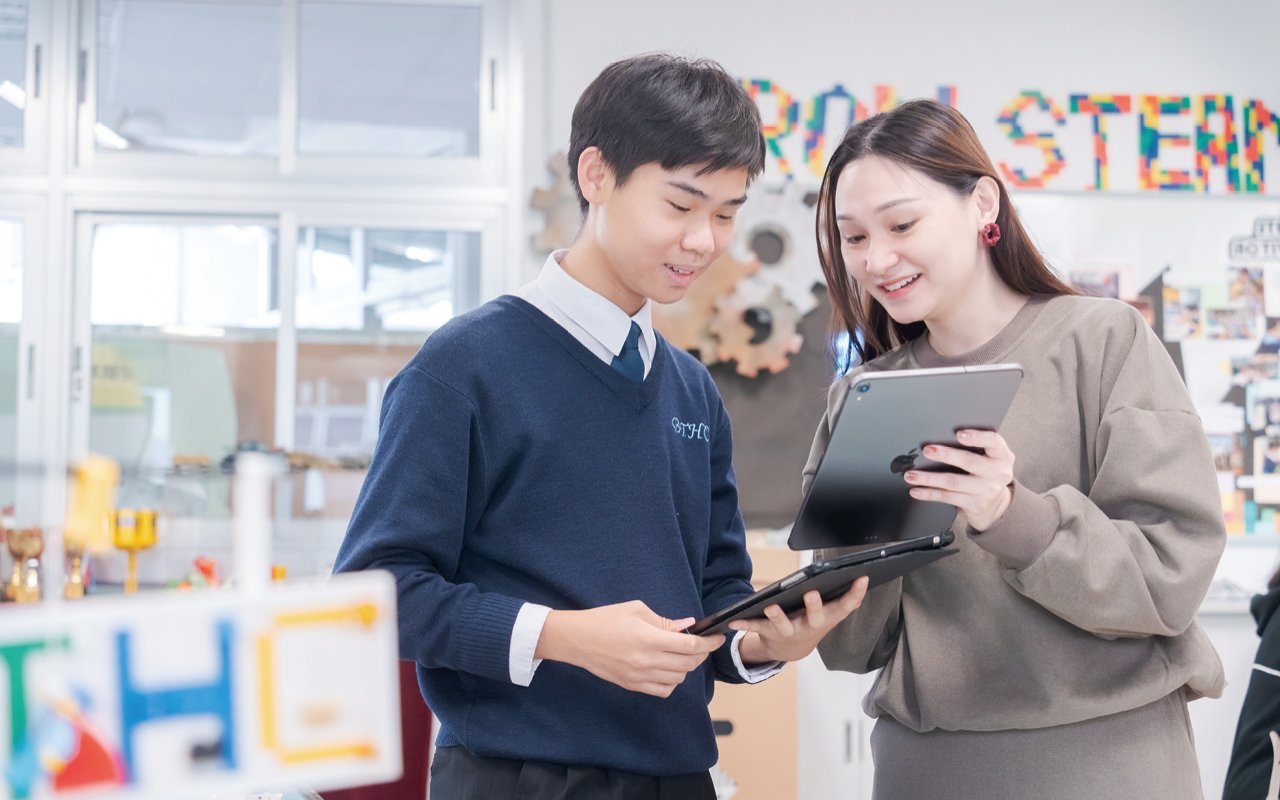 The school cultivates students’ information literacy in many aspects