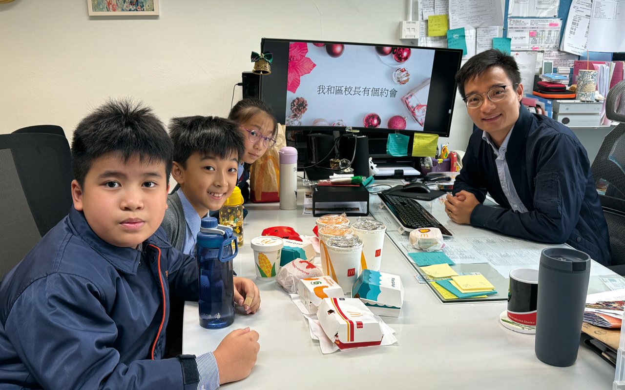 The principal and students had lunch together