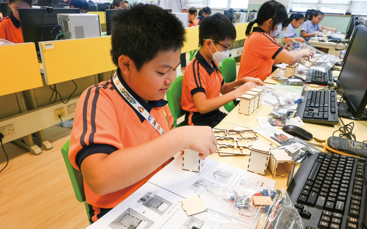 Guide them to conduct experiments themselves