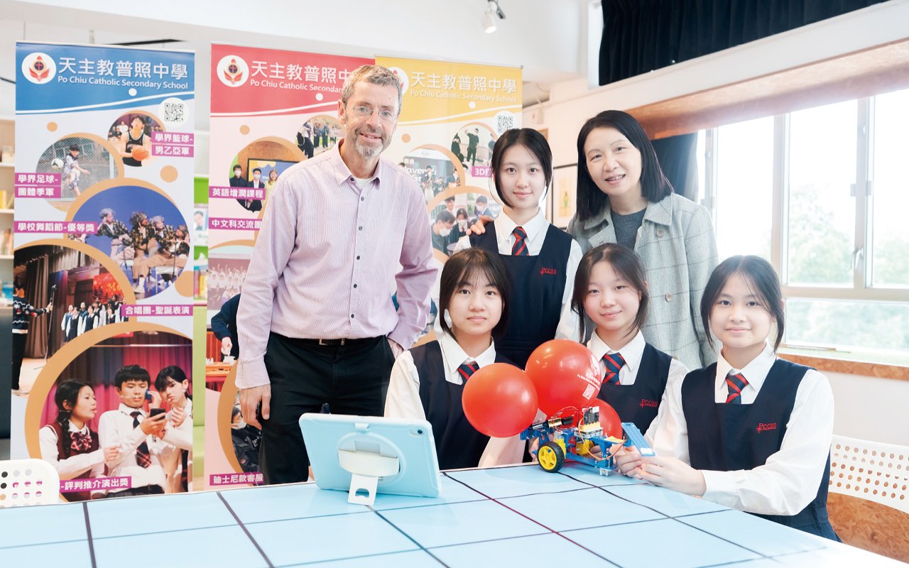 Let students communicate effectively in English during competitions
