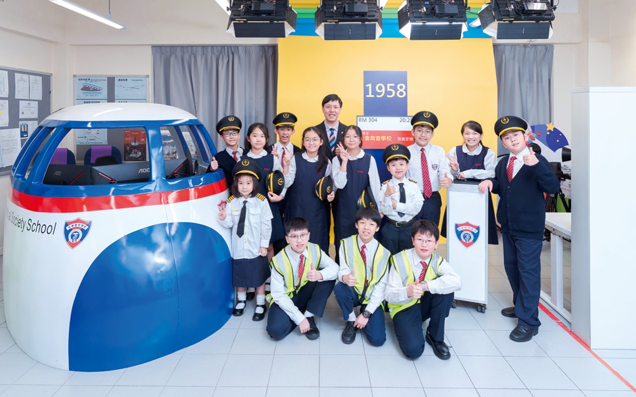 Principal Hu Lifeng hopes to cultivate the next generation with knowledge, skills and attitudes