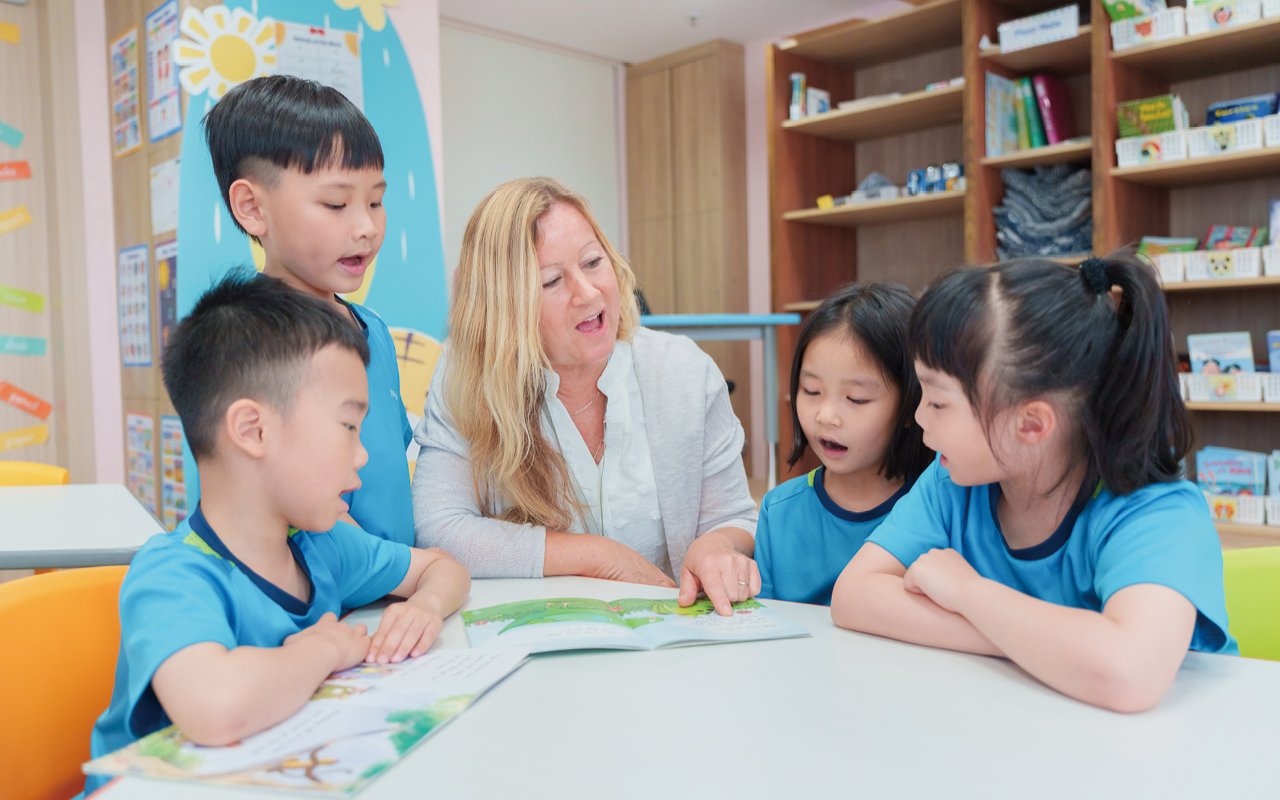 Immerse yourself in a natural English learning atmosphere
