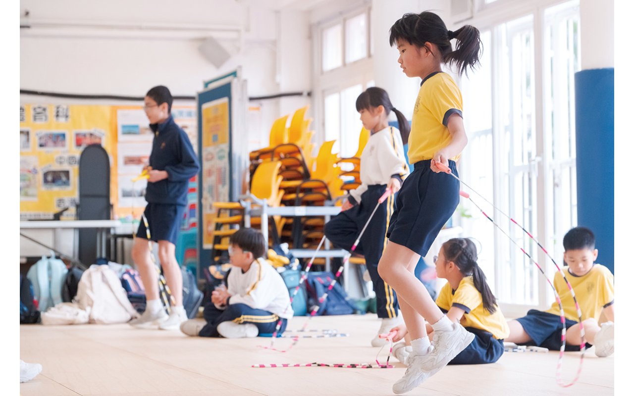 Form a good educational atmosphere