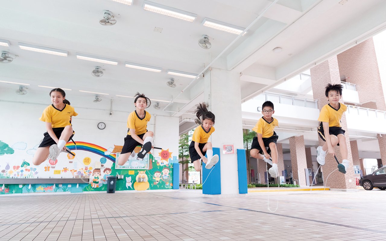 The performance of the fancy rope skipping team is outstanding