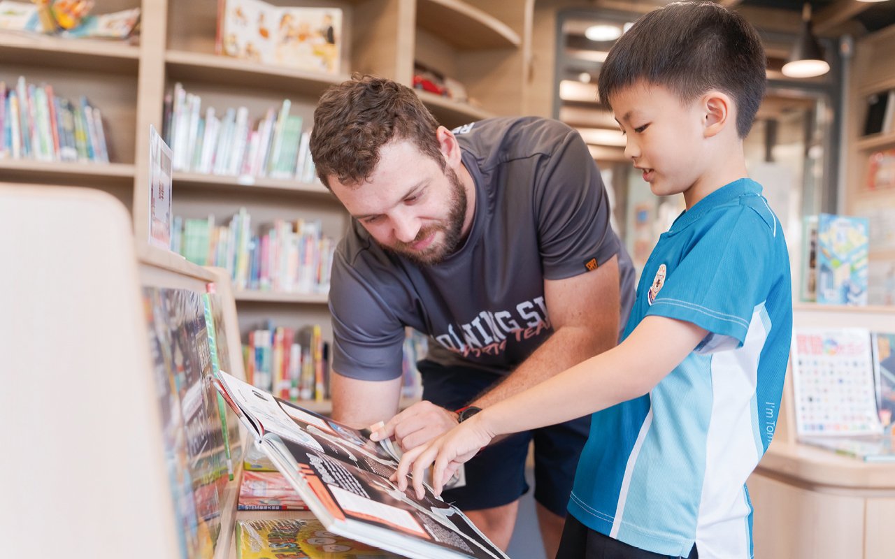 Establish the habit of reading and actively seeking knowledge for students