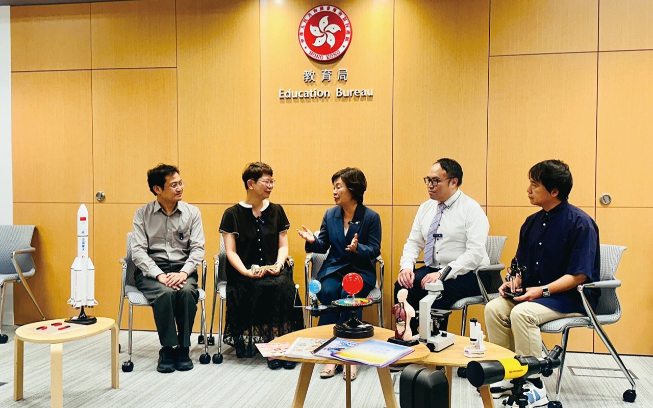 Discussing the teaching experience and best practices of primary school science subjects